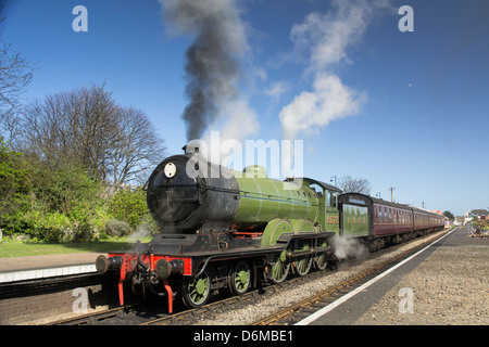 B12 Express motore a vapore e treno a Sheringham Station sulla linea di papavero in North Norfolk Foto Stock