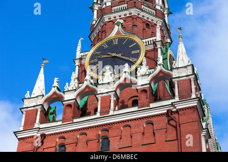 I suoni di avviso orologio sulla torre Spasskaya del Cremlino di Mosca Foto Stock