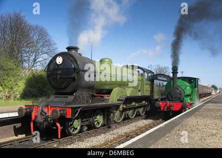 B12 Express e serbatoio Wissington locomotive a vapore a Sheringham Station sulla linea di papavero in North Norfolk Foto Stock