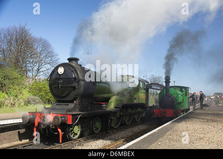 B12 Express e serbatoio Wissington locomotive a vapore a Sheringham Station sulla linea di papavero in North Norfolk Foto Stock