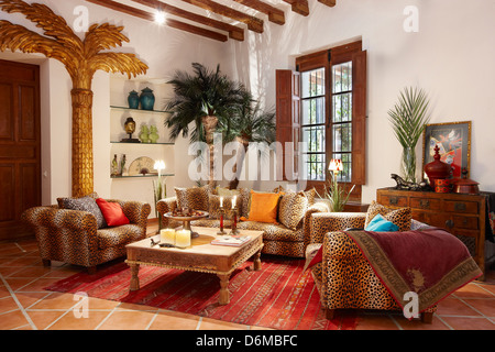 Area salotto albero di palma leopardo stampa tessuto Beverly Feldman scarpe designer casa Alicante Spagna Foto Stock