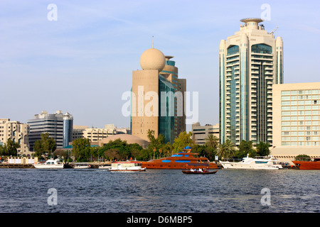 Vista attraverso il Creek verso Deira, Dubai, Emirati Arabi Uniti Foto Stock
