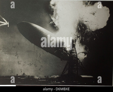 Lo Zeppelin LZ 129 Hindenburg era un dirigibile commerciale tedesco, famoso per il suo tragico incidente nel 1937. Fu uno dei più grandi idrovolanti mai costruiti e rappresentò il picco della tecnologia dei dirigibili all'inizio del XX secolo. Il suo incidente segnò la fine dell'era dei dirigibili passeggeri. Foto Stock