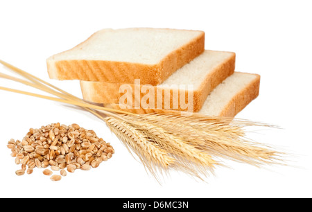 Pane di frumento e cereali e orecchie su sfondo bianco Foto Stock