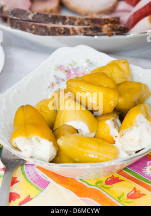 Peperoni ripieni di formaggio feta Foto Stock