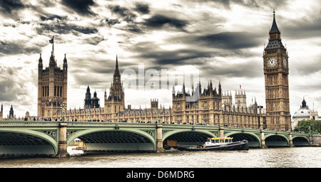 London, Regno Unito - Palazzo di Westminster (sede del parlamento) con il Big Ben clock tower e Westminster Bridge oltre il Tamigi. Foto Stock