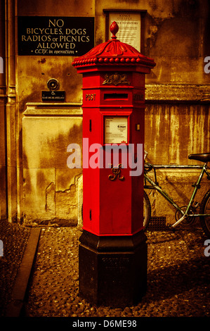 Classe II elencati Penfold casella esagonale situata King's Parade. King's College. Cambridge. Foto Stock