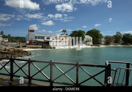 Speightstown, Barbados, che si affaccia su una piccola baia e la città portuale di Speightstown Foto Stock