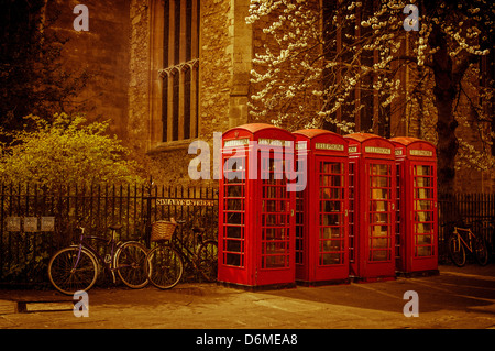 Tradizionali telefoni rossi in St Mary's Street, Cambridge, in primavera al tramonto. Foto Stock