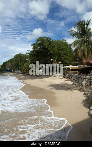 Speightstown, Barbados, che si affaccia su una piccola baia e la città portuale di Speightstown Foto Stock