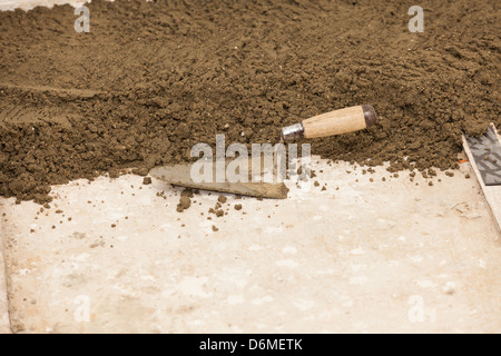 Realizzazione di un massetto di cemento in una casa Foto Stock