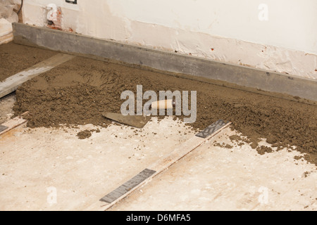 Realizzazione di un massetto di cemento in una casa Foto Stock