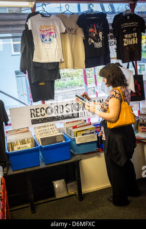 Record Store Day 2013 Aberystwyth, UK. Xx Aprile, 2013. Ai clienti di navigare le rastrelliere a Andy registri, in Aberystwyth SUL RECORD STORE DAY 2013. La giornata è una celebrazione della piccola proprietà indipendente negozi di record, che si trovano di fronte a un sempre più difficile in futuro la faccia del movimento del business online e download digitali di musica Foto Stock