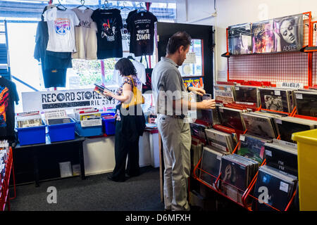 Record Store Day 2013 Aberystwyth, UK. Xx Aprile, 2013. Ai clienti di navigare le rastrelliere a Andy registri, in Aberystwyth SUL RECORD STORE DAY 2013. La giornata è una celebrazione della piccola proprietà indipendente negozi di record, che si trovano di fronte a un sempre più difficile in futuro la faccia del movimento del business online e download digitali di musica Foto Stock