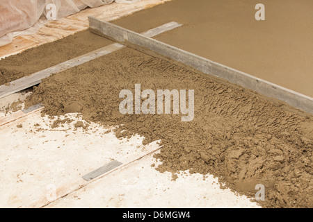 Realizzazione di un massetto di cemento in una casa Foto Stock