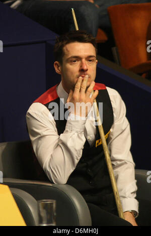 Sheffield, Regno Unito. Xx Aprile, 2013. Walden in azione contro Holt durante il primo round del World Snooker Championships dal Crucible Theatre. Foto Stock