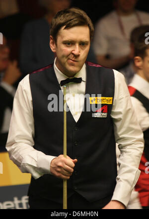 Sheffield, Regno Unito. Xx Aprile, 2013. Ricky Walden in azione contro Michael Holt durante il primo round del World Snooker Championships dal Crucible Theatre. Foto Stock