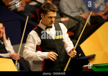 Sheffield, Regno Unito. Xx Aprile, 2013. Ricky Walden in azione contro Michael Holt durante il primo round del World Snooker Championships dal Crucible Theatre. Foto Stock