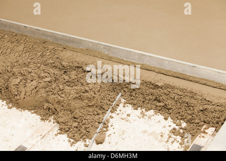 Realizzazione di un massetto di cemento in una casa Foto Stock