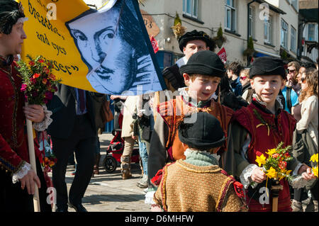 Straford Upon Avon, Regno Unito. Xx Aprile, 2013. Shakespeare feste di compleanno sabato 20 aprile 2013. Ragazzi indossando costumi sull'itinerario della processione in Stratford upon Avon, Regno Unito. Credito: Robert Convery/Alamy Live News Foto Stock