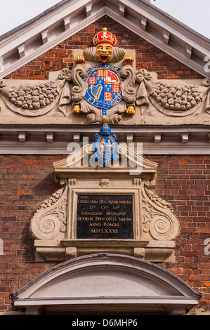 Matrone' College crest di armi nei pressi della Cattedrale di Salisbury in Salisbury , Wiltshire , Inghilterra , Inghilterra , Regno Unito Foto Stock