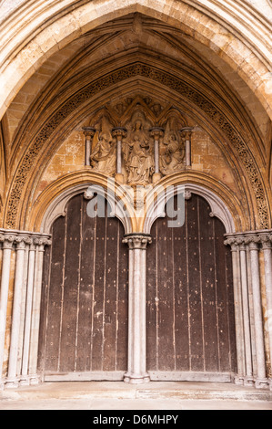 Porte sulla Cattedrale di Salisbury in Salisbury , Wiltshire , Inghilterra , Inghilterra , Regno Unito Foto Stock