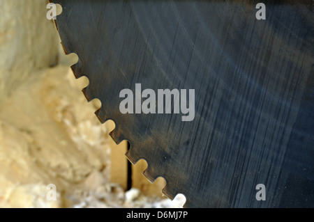 Rusty il taglio di cilindro della ruota. Vintage lama attrezzature industriali macro. Foto Stock