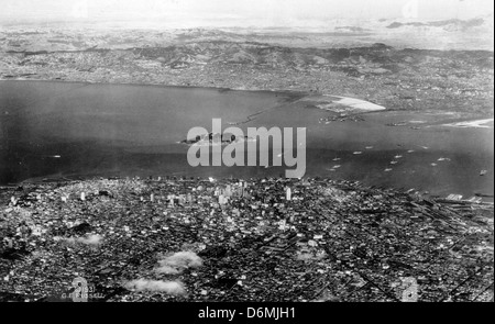 Questa fotografia aerea del 1931 di San Francisco cattura una vista mozzafiato della città, tra cui monumenti iconici come l'isola di Alcatraz. L'immagine riflette il paesaggio urbano all'inizio del XX secolo, mostrando la crescita e lo sviluppo della città. Foto Stock