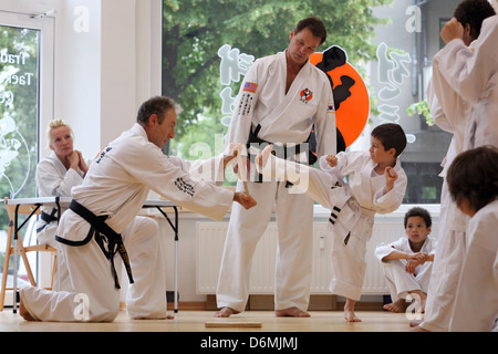 Berlino, Germania, giovani completato una frazione test al Taekwondo Foto Stock