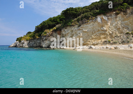 Mare blu acqua e sulla spiaggia di Marathonisi isola di Zante, Grecia. Foto Stock