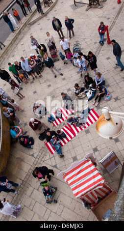 Guardare la folla Punch e Judy show, Brighton Foto Stock