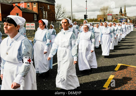 Belfast, Irlanda del Nord. Xx Aprile, 2013. Donne abbigliate come infermiere da 1913 prendere parte alla parata centenario di fondazione dell'UVF nel 1913 Credit: Stepehn Barnes/Alamy Live News Foto Stock