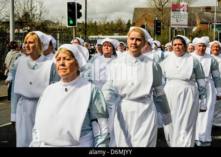 Belfast, Irlanda del Nord. Xx Aprile, 2013. Donne abbigliate come infermiere da 1913 prendere parte alla parata centenario di fondazione dell'UVF nel 1913 Credit: Stepehn Barnes/Alamy Live News Foto Stock
