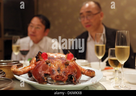 Hong Kong, Cina, maialino da latte su una piastra Foto Stock