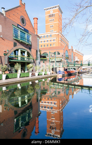 Il canale in esecuzione attraverso Danielle luogo a Birmingham REGNO UNITO Foto Stock