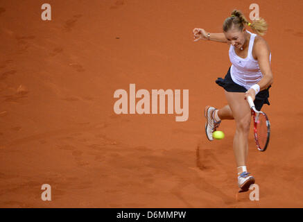 La Germania Angelique Kerber in azione contro la Serbia il Jovanovski durante la Fed Cup match retrocessione tra la Germania e la Serbia a Porsche-Arena a Stoccarda, Germania, 20 aprile 2013. Foto: MARIJAN MURAT Foto Stock