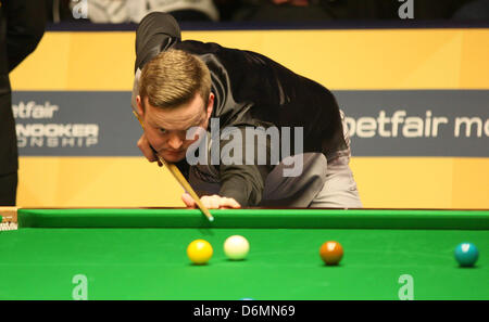 Sheffield, Regno Unito. Xx Aprile, 2013. Gould in azione contro Murphy durante il primo round del World Snooker Championships dal Crucible Theatre. Foto Stock