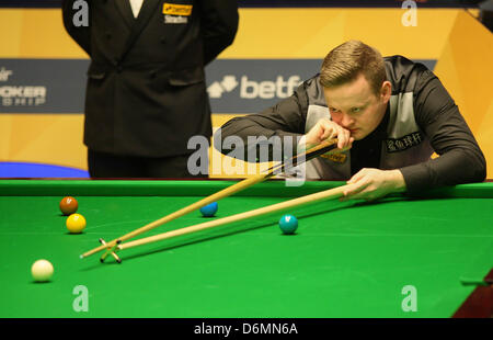 Sheffield, Regno Unito. Xx Aprile, 2013. Gould in azione contro Murphy durante il primo round del World Snooker Championships dal Crucible Theatre. Foto Stock