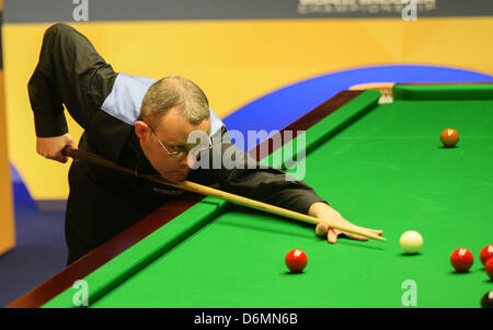 Sheffield, Regno Unito. Xx Aprile, 2013. Gould in azione contro Murphy durante il primo round del World Snooker Championships dal Crucible Theatre. Foto Stock