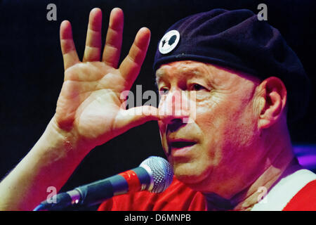 Essex, Regno Unito, Venerdì 19 Aprile 2013. Neil Innes del bonzo Doo-Dah cane band suona dal vivo presso Il Fienile alta, grande Bardfield Foto Stock