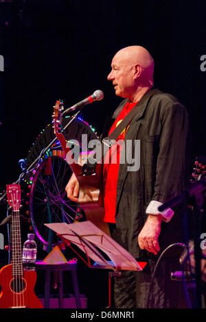 Essex, Regno Unito, Venerdì 19 Aprile 2013. Neil Innes del bonzo Doo-Dah cane band suona dal vivo presso Il Fienile alta, grande Bardfield Foto Stock