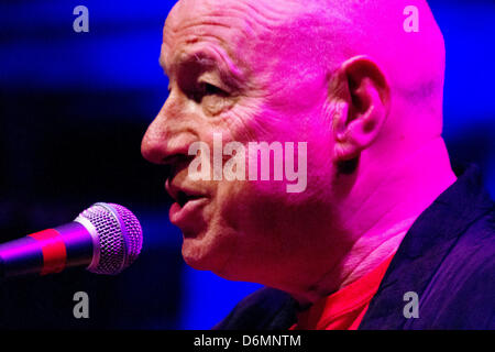 Essex, Regno Unito, Venerdì 19 Aprile 2013. Neil Innes del bonzo Doo-Dah cane band suona dal vivo presso Il Fienile alta, grande Bardfield Foto Stock