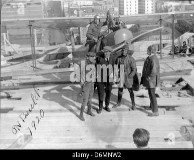 Clark, Hester, Mark Campbell, Wally Timm e altri con aereo sulla parte superiore di Los Angeles edificio, 21Dec20 Foto Stock