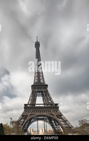 La Tour Eiffel. Ampio angolo di visione dal livello della strada in inverno. Foto Stock