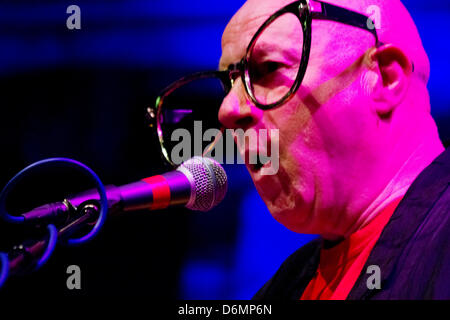 Essex, Regno Unito, Venerdì 19 Aprile 2013. Neil Innes del bonzo Doo-Dah cane band suona dal vivo presso Il Fienile alta, grande Bardfield Foto Stock