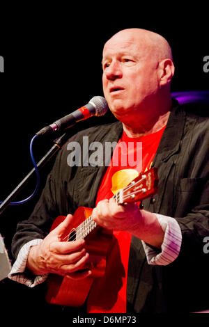 Essex, Regno Unito, Venerdì 19 Aprile 2013. Neil Innes del bonzo Doo-Dah cane band suona dal vivo presso Il Fienile alta, grande Bardfield Foto Stock