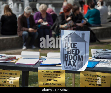 Manchester xx aprile, 2013. "Ax la camera fiscale "  la riunione pubblica e la dimostrazione in Piccadilly del Regno servizi gli utenti Comitato contro Consiglio di Salford tagli nei servizi di salute mentale. E Manchester Salford Salute mentale gli utenti Unite per la demo. I membri di (Regno Servizio comitato utente) raccordato con il Manchester gli utenti del servizio & salute mentale (rete MUN) in Manchester Piccadilly Gardens. Foto Stock