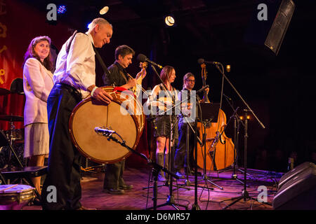 Brooklyn, Stati Uniti, 19 aprile 2013. New York band Cherven Traktor giocato tradizionale musica bulgara al Brooklyn Festival Folk. Foto Stock