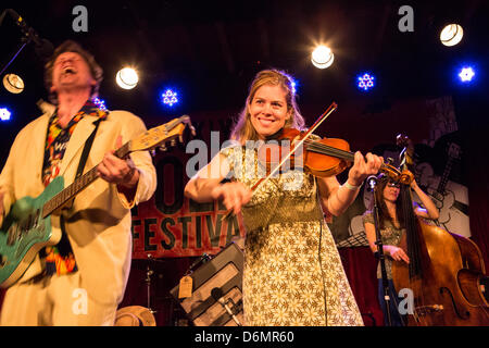 Brooklyn, Stati Uniti, 19 aprile 2013. Kari Denis, sul fiddle, accompagna Alex battaglie al Brooklyn Festival Folk. Foto Stock