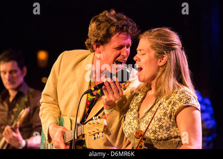 Brooklyn, Stati Uniti, 19 aprile 2013. Alex battaglie e Kari Denis cantare un duetto al Brooklyn Festival Folk. Foto Stock